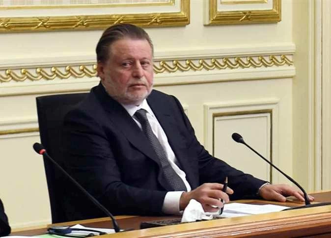 الدولار يتجاوز 55 جنيهاً لأول مرة ومحافظ البنك المركزي يشير إلى قلقه من ثبات سعر الصرف