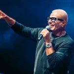 عمرو دياب يحرج معجبة خلال حفل مهرجان الجونة بكلمة «أنا قد أبوكي»
