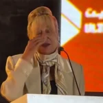 منى واصف تدمع خلال عرض فيلم «هاد الوطن بده يضل» في مهرجان حمص السينمائي
