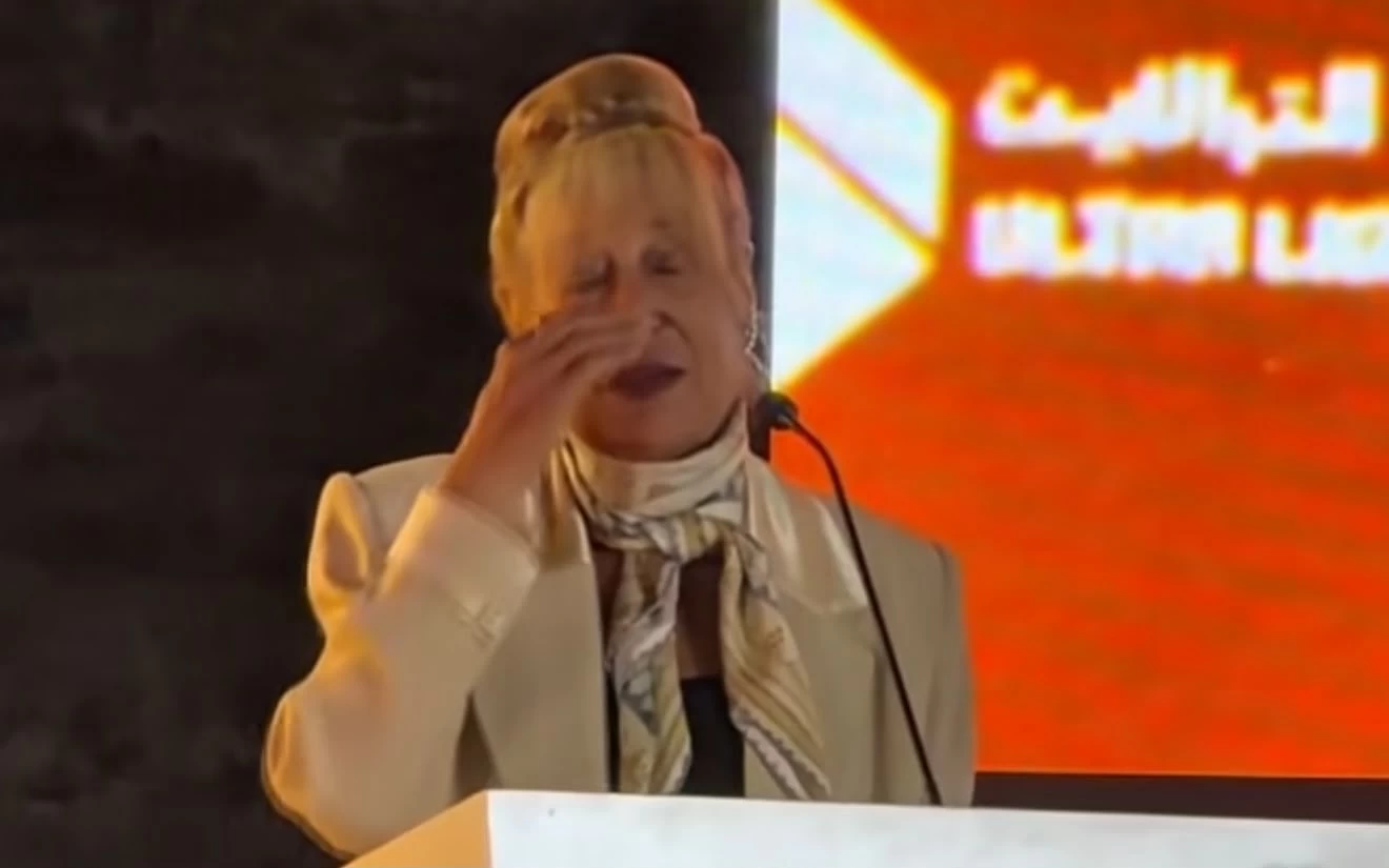 منى واصف تدمع خلال عرض فيلم «هاد الوطن بده يضل» في مهرجان حمص السينمائي