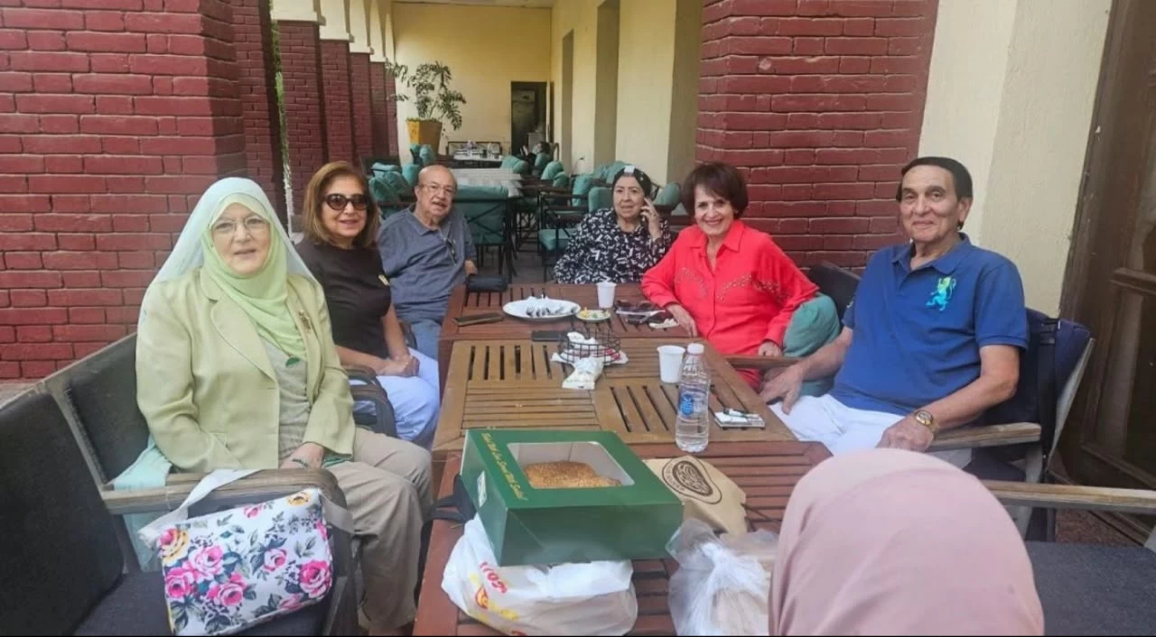 سميرة أحمد تكشف حقيقة شائعات فقدان البصر وتظهر بإطلالة جديدة في السعودية