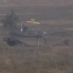دبابة T-90M الروسية تستخدم منظومة أرينا-إم لاعتراض مسيّرات هجومية