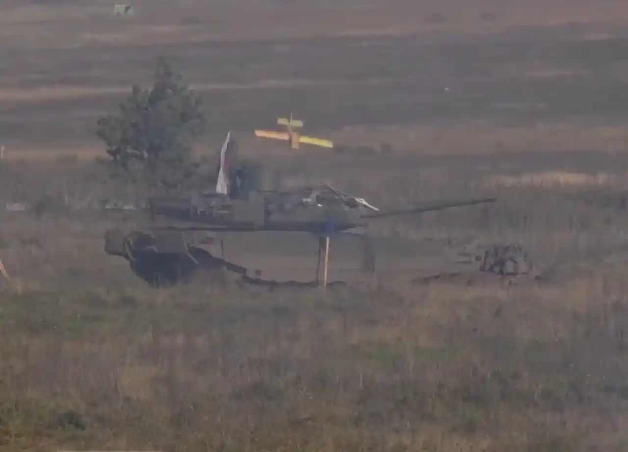 دبابة T-90M الروسية تستخدم منظومة أرينا-إم لاعتراض مسيّرات هجومية