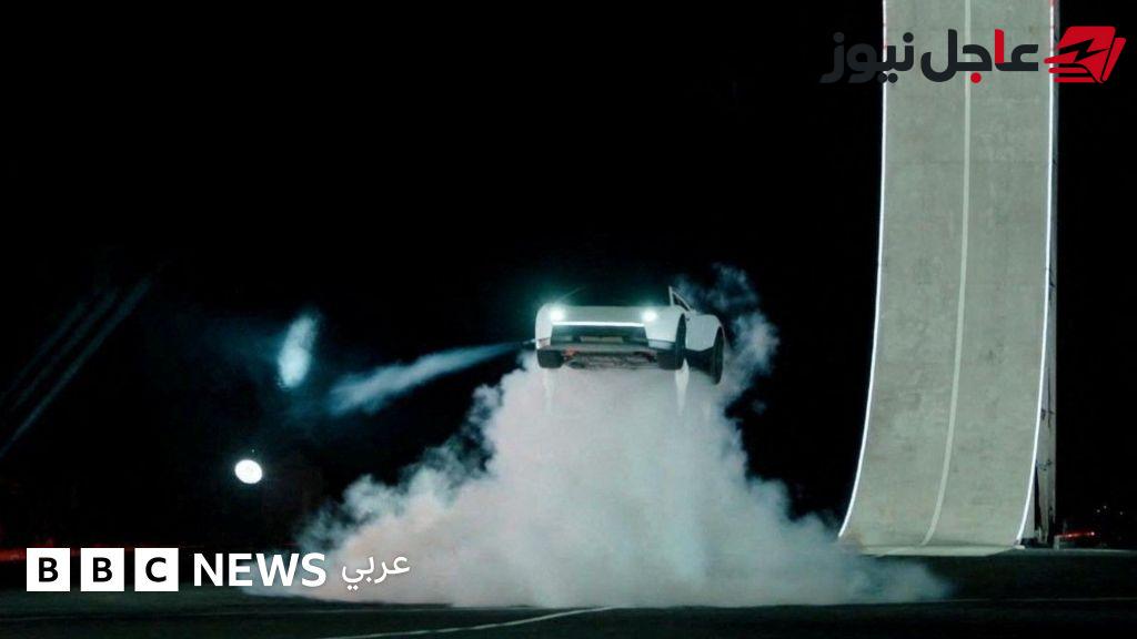 سيارة تسلا الطائرة “رودستر” تثير جدلاً كبيراً على وسائل التواصل الاجتماعي