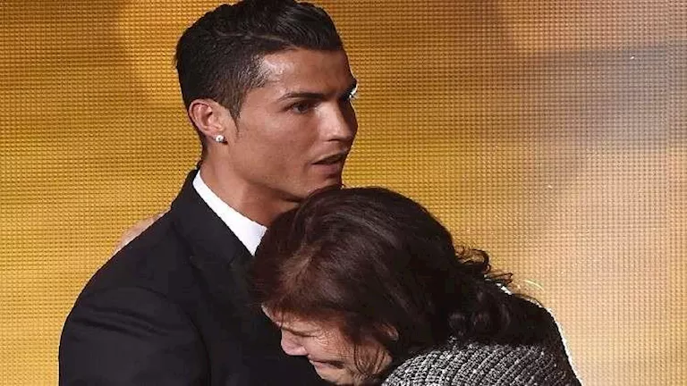 والدة رونالدو تكشف تفاصيل المكالمة معه بعد خروجه من معسكر منتخب البرتغال